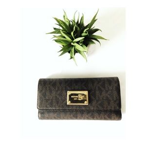 • Michael Kors Classic Wallet •